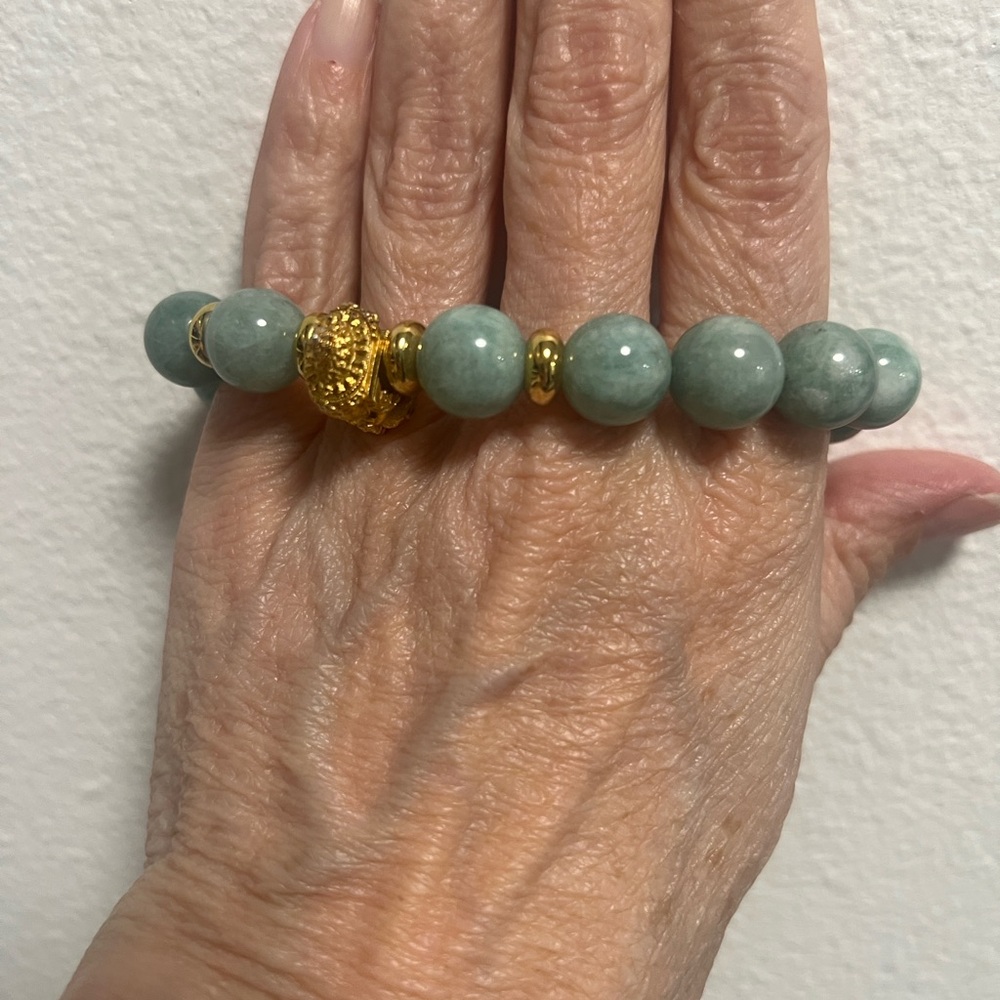 Thailand green beaded Jade Bracelet with Gold Beads - stretches - Picture 5 of 6
